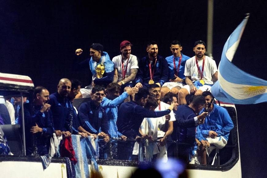 Los jugadores de la selección argentina saludando a los aficionados en las calles de Buenos Aires.