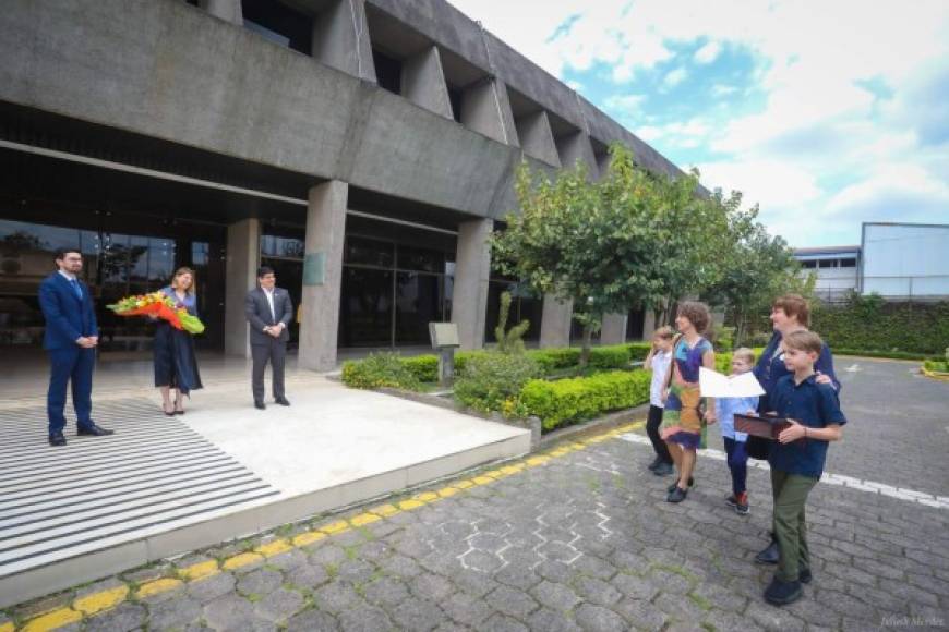 'Para celebrar este histórico día, recibimos a Nisa y Christine, esposas y madres de Gabriel, Julián y Diego. A partir de hoy, esta familia tendrá los mismos derechos que las otras.<br/><br/>La empatía y el amor tienen que ser la brújula que nos permita salir adelante como país', agregó Alvarado junto a esta imagen.