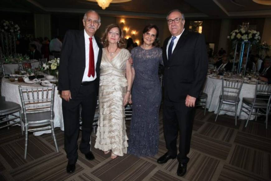 Eduardo y Virginia Sikaffy junto a Cristina y Jorge Bahaia.