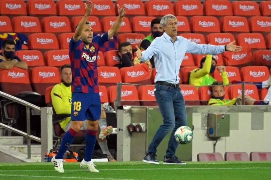 Quique Setién y Jordi Alba también reclamando al árbitro.