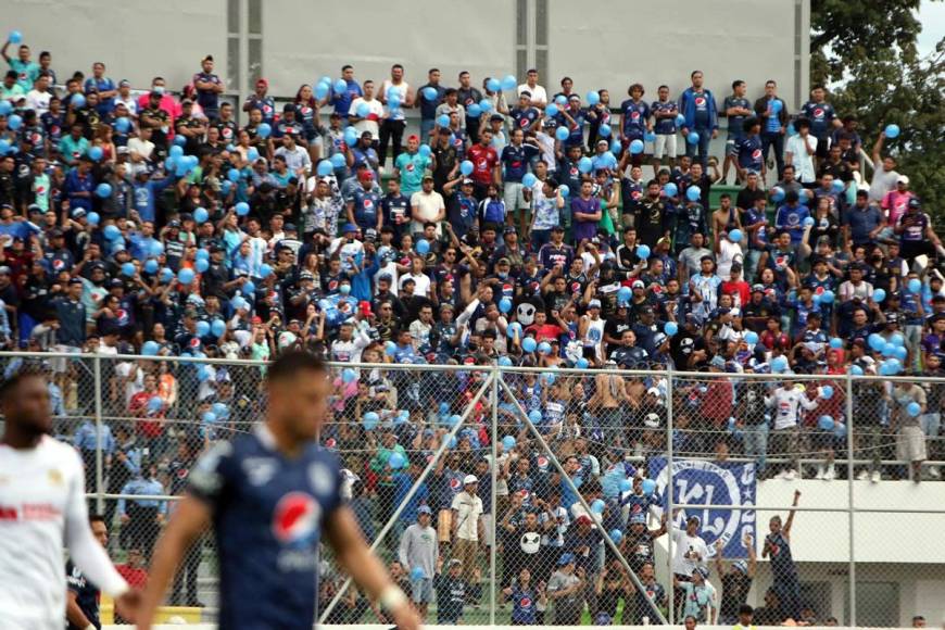 Un buen número de aficionados del Motagua asistió al estadio Carlos Miranda.