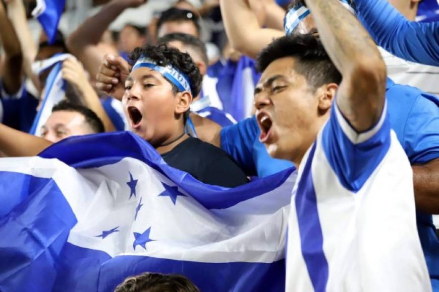 Los aficionados hondureños gritando el golazo de Romell Quioto.