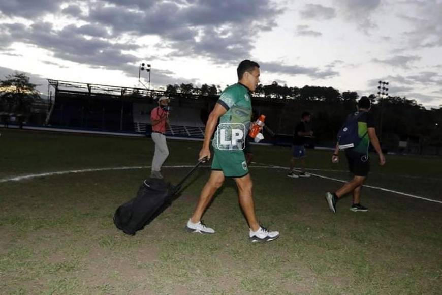 Así paseó ‘Rambo‘ de León por el campo del estadio Argelio Sabillón.