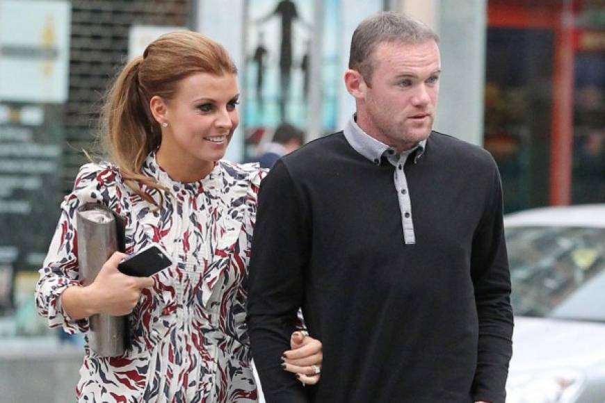El goleador inglés Wayne Rooney y su esposa Coleen.