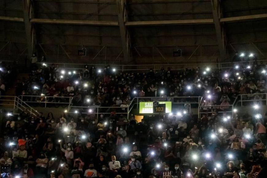 “¡Vicente está presente!”, resonaba por la arena y muchos fanáticos, con sombreros de charro, corearon canciones como “El Rey”, la cual a pesar de no ser una canción original de Vicente Fernández, es recordada por los seguidores del cantante como una de las canciones más destacadas de Fernández.