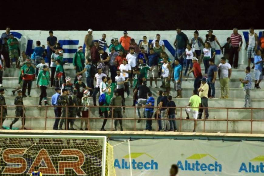 Aficionados del Marathón provocaron una pelea contra los del Juticalpa FC.