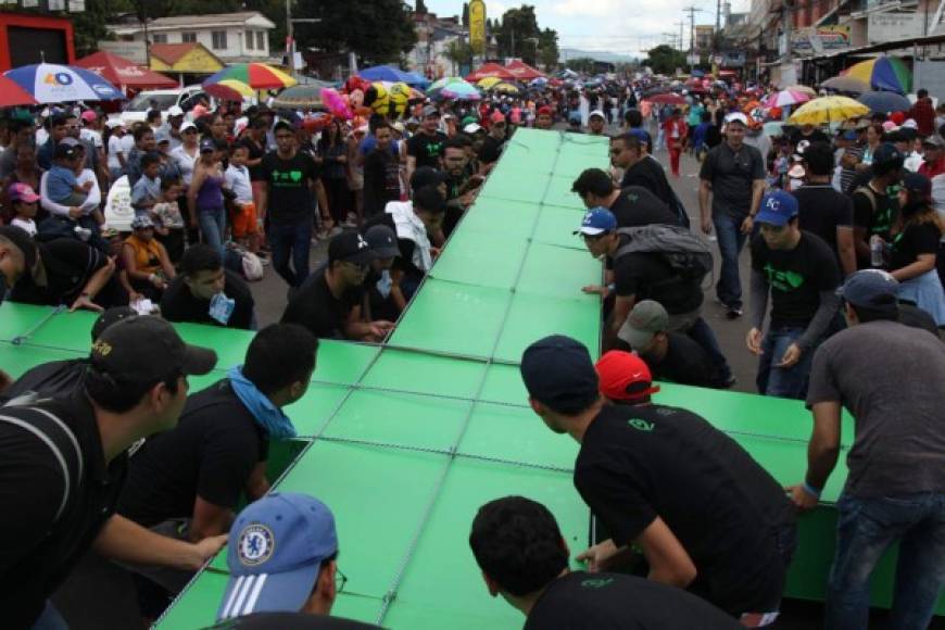 Una iglesia cristiana cargó una gran cruz en Tegucigalpa.