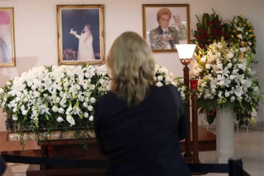 En un ambiente místico fue velado este miércoles en una funeraria en San Juan el famoso astrólogo puertorriqueño Walter Mercado.