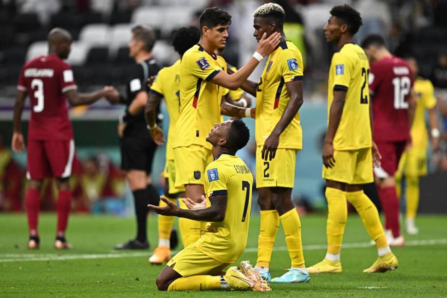 Los jugadores ecuatorianos celebraron la victoria en su debut en el Mundial-2022 contra Qatar.