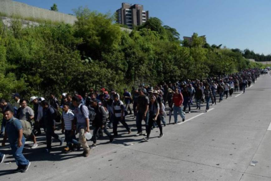 Este miércoles, una tercera caravana de migrantes salvadoreños ingresó también a territorio mexicano y un cuarto grupo de más de 2,000 migrantes partió de ese país centroamericano hacia EEUU.