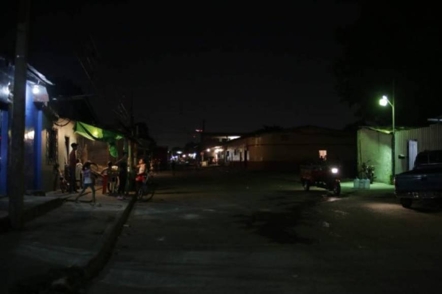 Sunseri. Los pobladores de la zona ya se han acostumbrado a la oscuridad de las calles.
