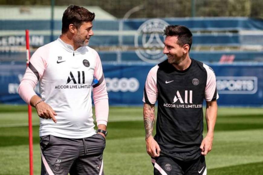 Pochettino y Messi hablando previo a la práctica.