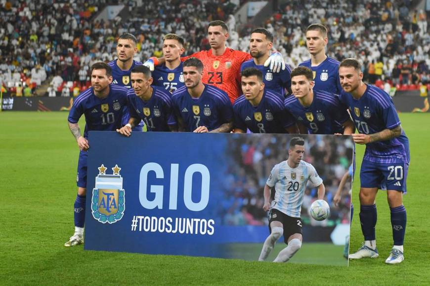 Los jugadores argentinos tuvieron un gran gesto con Giovani Lo Celso, quien quedó fuera del Mundial tras sufrir una lesión con el Villarreal. Los seleccionados posaron para la foto grupal junto a un cartel en el que se pudo leer: “Gio, todos juntos”.