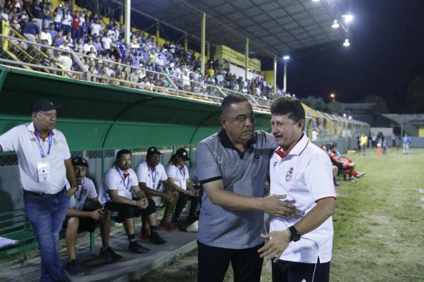Previo al pitazo inicial, John Jairo López y Mauro Reyes mostraron fair play al saludarse.
