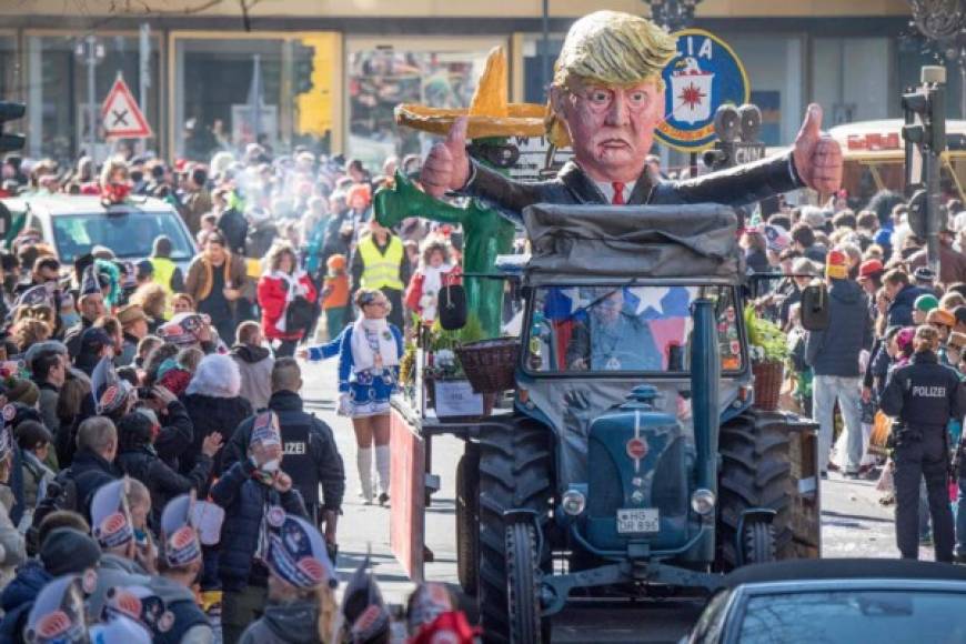 Un monigote con la figura de Trump recorre las calles de Frankfur, Alemania, a bordo de un tractor en la celebración del 'Día de los tontos'.