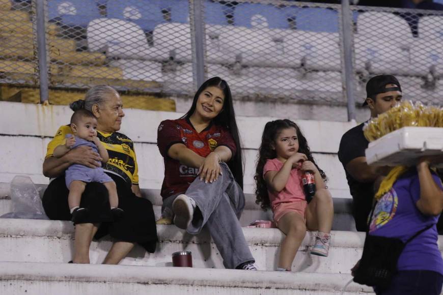 La bella novia del futbolista de Real España, Jhow Benavídez, cautivo con su presencia en el Olímpico de San Pedro Sula.