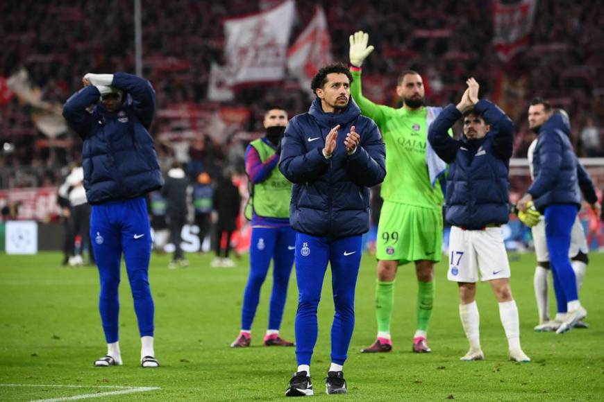 Otros jugadores del PSG se quedaron en la cancha para agradecer el apoyo de los aficionados parisinos que viajaron al Allianz Arena. Messi y Mbappé se fueron del campo. Mal gesto.