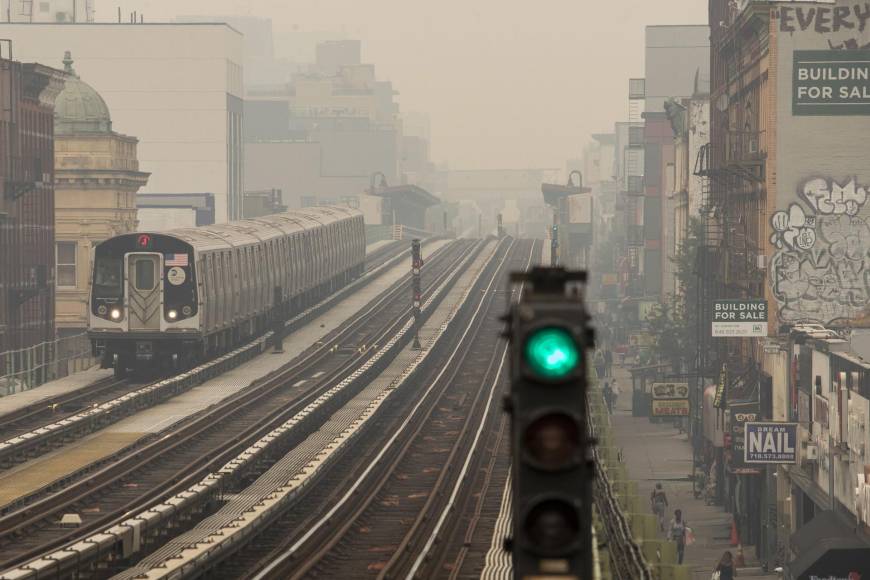 Apocalípticas imágenes de Nueva York cubierta por una espesa capa de humo