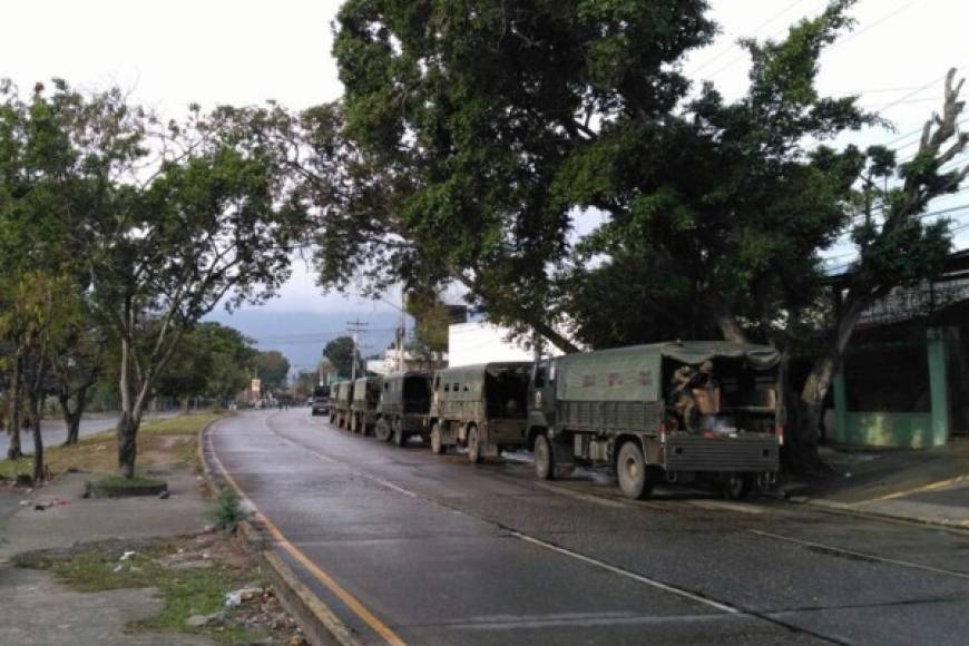 En la zona se veían los camiones del Ejército destinados al traslado de los pandilleros a las cárceles de 'La tolva' en Morocelí, El Paraíso, y la de El Porvenir, Fracisco Morazán.