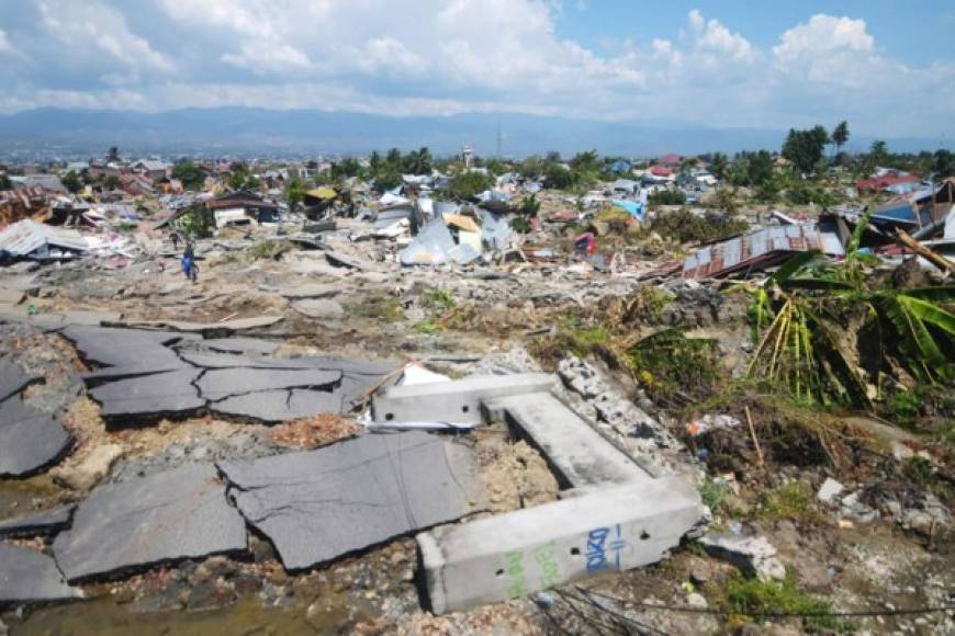 'No tenemos mucha comida. Sólo pudimos tomar lo que teníamos en casa. Y necesitamos agua potable', declaró a la AFP Samsinar Zaid Moga, una mujer de 46 años.<br/>Las imágenes de cómo luce la isla son estremecedoras.