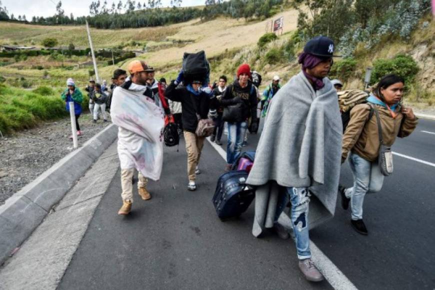 Pese al tamaño y peso, varios venezolanos caminan por el filo de la carretera con las maletas apoyadas sobre sus cabezas y sólo se detenían momentáneamente para descansar, en especial en una zona empinada a cinco kilómetros de Tulcán, capital de la provincia del Carchi, fronteriza con Colombia.