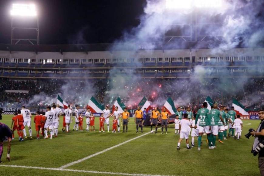 El estadio Olímpico lució espectacular para el partido Marathón-Santos en la Concacaf Liga de Campeones.