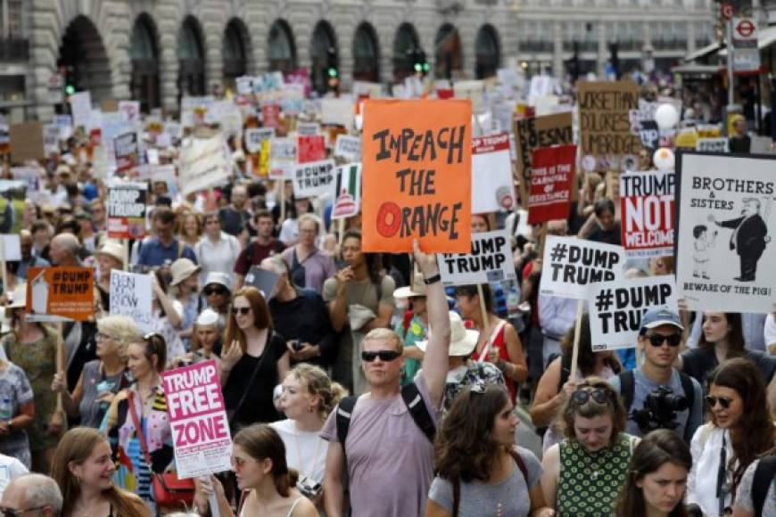 'Este es el carnaval de la resistencia' o '¡A mí madre no le gustas, y le gusta todo el mundo!', eran algunas de las pancartas que portaban los manifestantes que avanzaban por la calle Oxford Street con destino a Trafalgar Square.