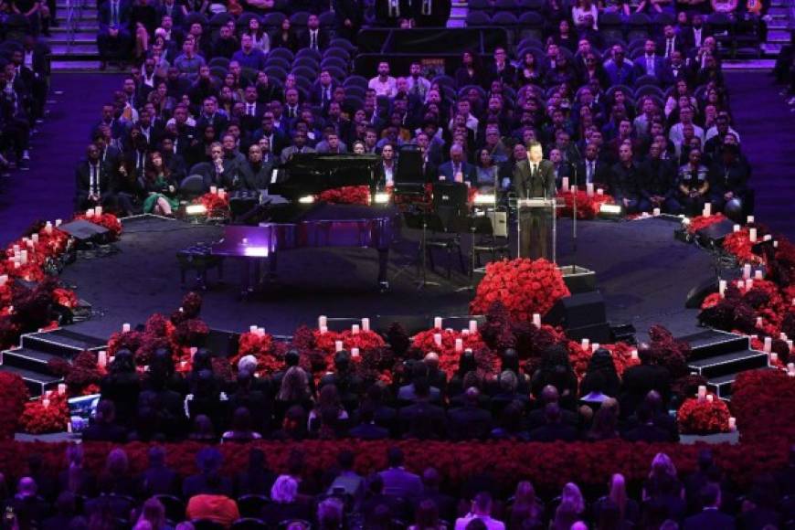 En el Staples Center en Los Ángeles se llevó a cabo la “Celebración de La Vida”, la ceremonia oficial en honor a Kobe Bryant, y su hija, Gianna, con la que los Ángeles Lakers, su familia, y casi 20.000 asistentes le rindieron un último tributo al ex jugador de la NBA.