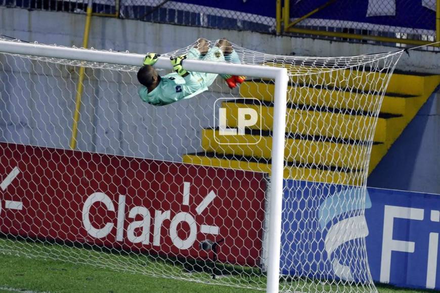 El portero olimpista Edrick Menjívar se cuelga del poste tras un disparo desviado de Motagua.