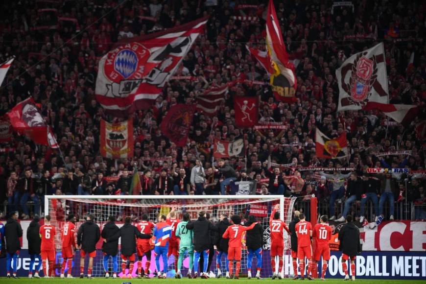 Jugadores del Bayern Múnich celebraron con sus hinchas la clasificación a cuartos de final de la Champions League.