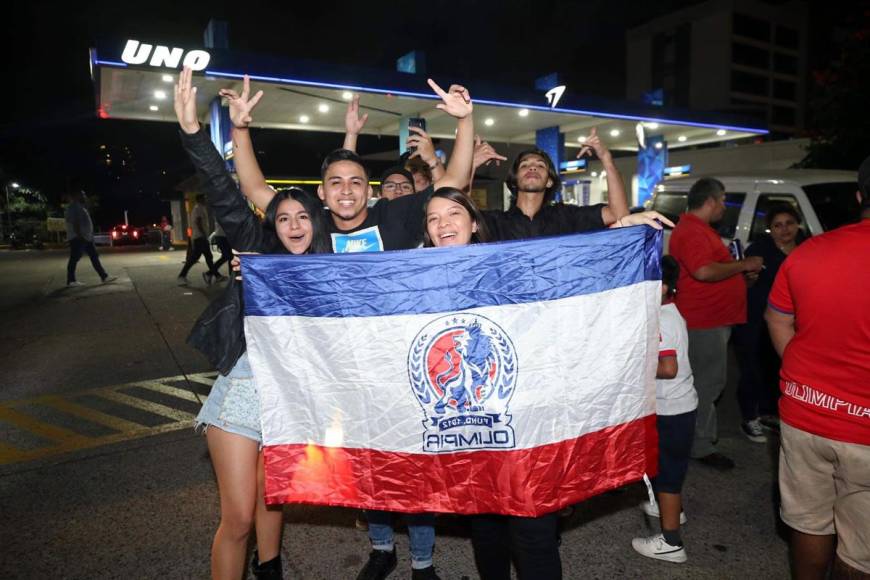 Así fue la celebración de los aficionados del Olimpia tras ganar la Copa 35 en la historia de la Liga Nacional.