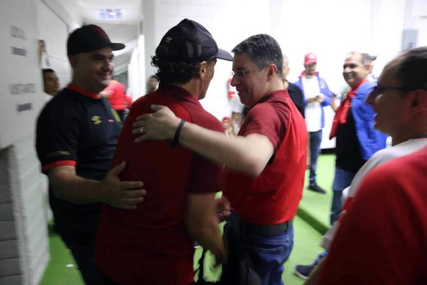 Pedro Troglio recibió la especial felicitación del presidente del Olimpia, Rafael Villeda, en el vestuario tras el partido.