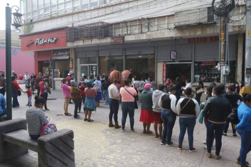 En algunos negocios los ciudadanos hacían filas para comprar y entrar a agencias bancarias.