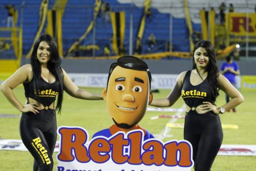 Las chicas de Retlan, patrocinador del Real España, posando para la cámara de La Prensa en el estadio Morazán.