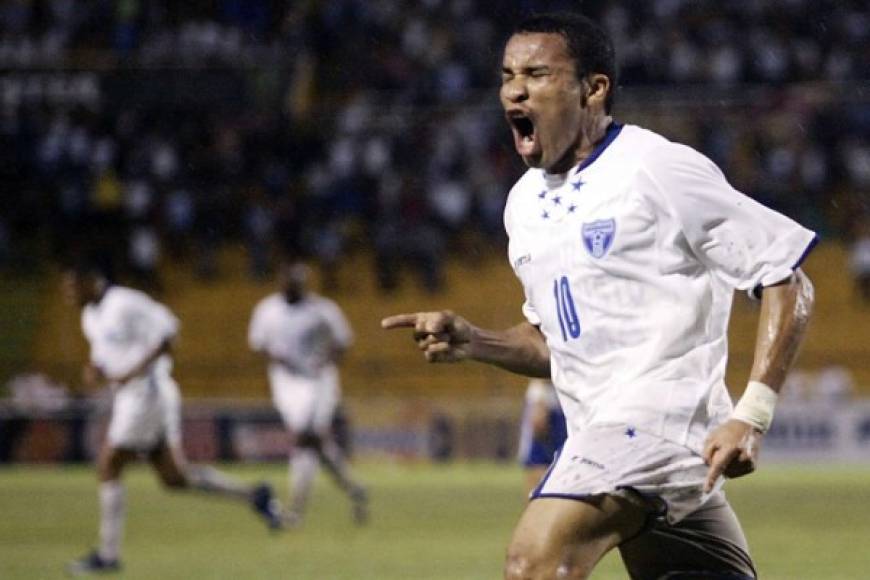 5. JULIO CÉSAR 'RAMBO' DE LEÓN. Uno de los mejores mediocampistas que ha tenido Honduras. Suma 83 apariciones con la Selección Mayor, anotando 14 goles. Actualmente juega con el Municipal Limeño de El Salvador.