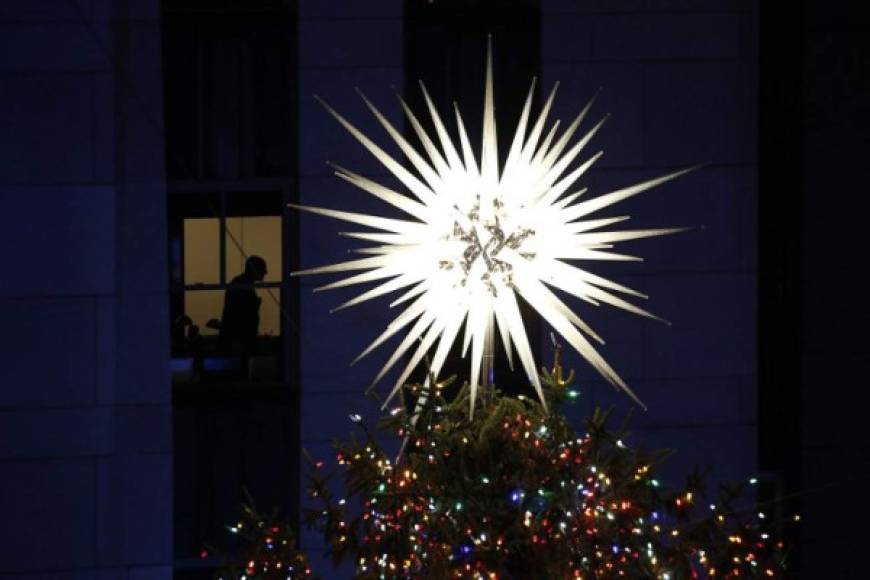 La gran estrella de casi tres metros de altura que decora la punta del icónico árbol en Nueva York está hecha de tres millones de cristales Swarovski y fue diseñada por el reputado arquitecto polaco-americano Daniel Libeskind.
