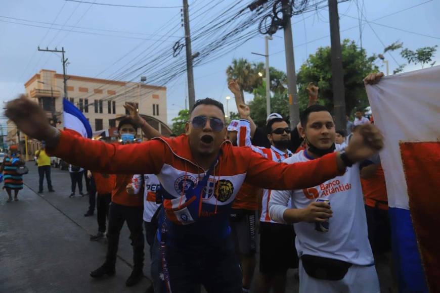 Con cánticos alentaron los aficionados del Olimpia a su equipo.