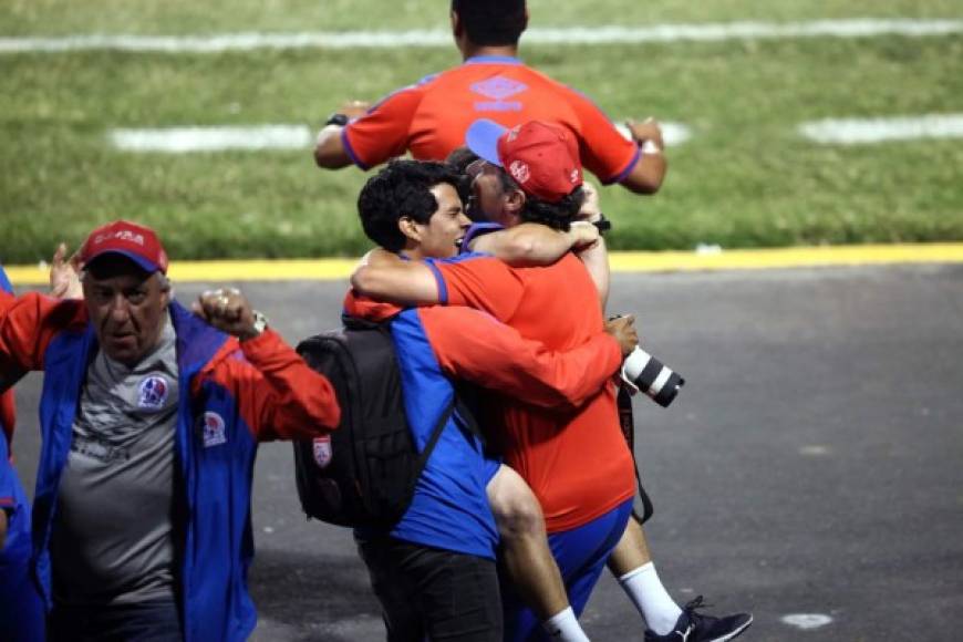 FOTOS: El festejo del campeón Olimpia, emoción de Troglio con sus hijos y lágrimas de alegría de jugadores