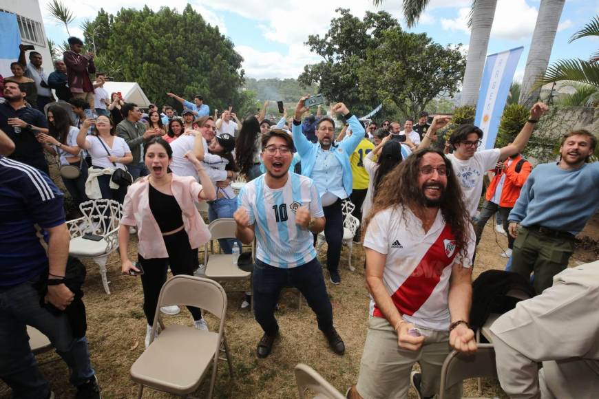 Estas fueron algunas de las escenas más emocionantes que se vivieron en la Embajada de Argentina.