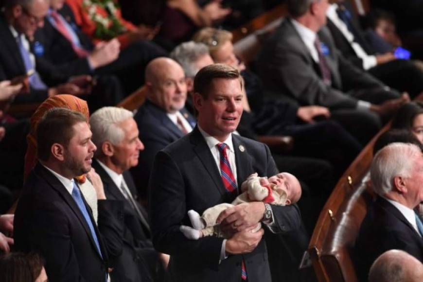 El congresista republicano, Eric Swalwell, llevó a su hijo recién nacido a la ceremonia de juramentación.