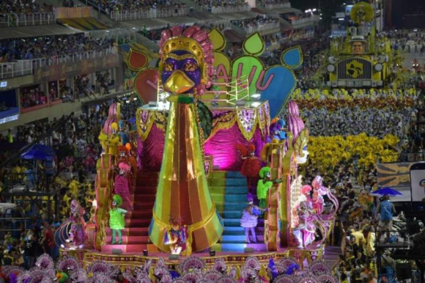 Siete escuelas desfilaron el domingo y otras siete el lunes, todas integrantes del 'grupo especial' que reúne a la élite de la samba carioca.