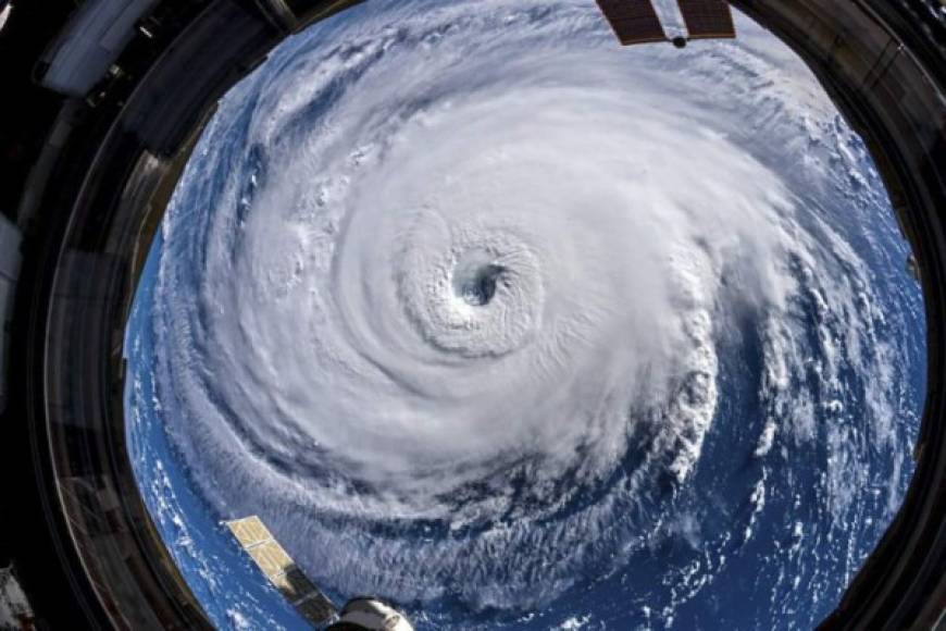 Los astronautas tuvieron que utilizar un gran lente angular para poder tomar las imágenes que mostraran completo el gigantesco ciclón.