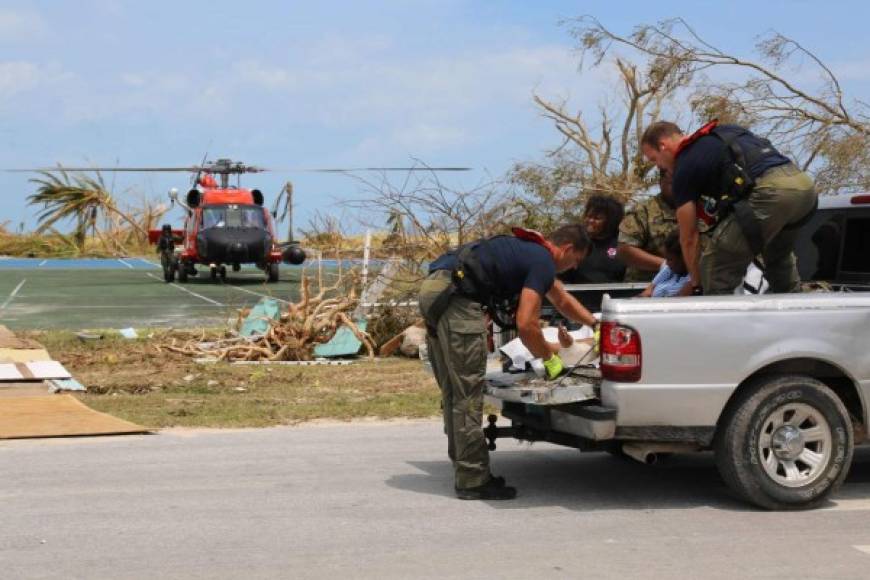 La Guardia Costera estadounidense y la Marina Real británica transportaron sobrevivientes y suministros de emergencia en cuanto se permitieron los vuelos hacia las islas devastadas por el ciclón.