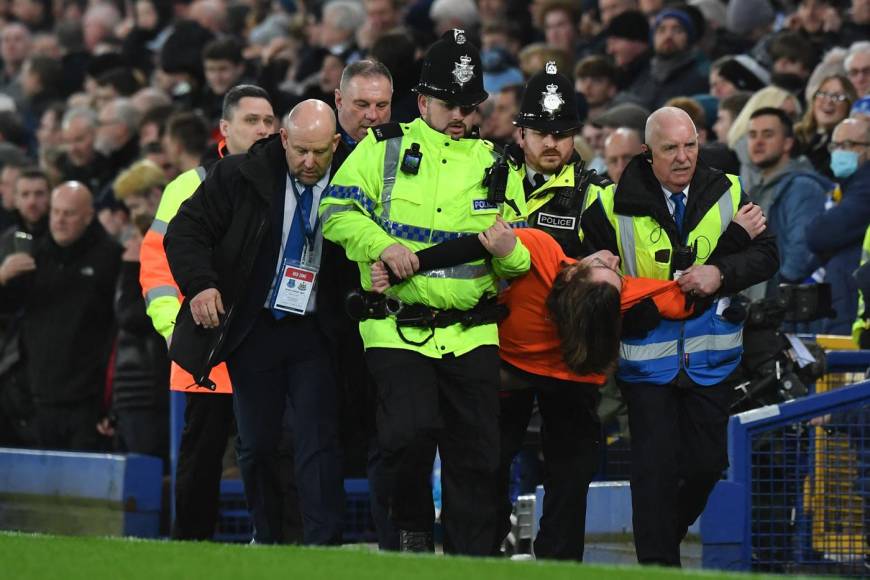 Así se llevaron los miembros de seguridad al aficionado que protestó en Goodison Park.