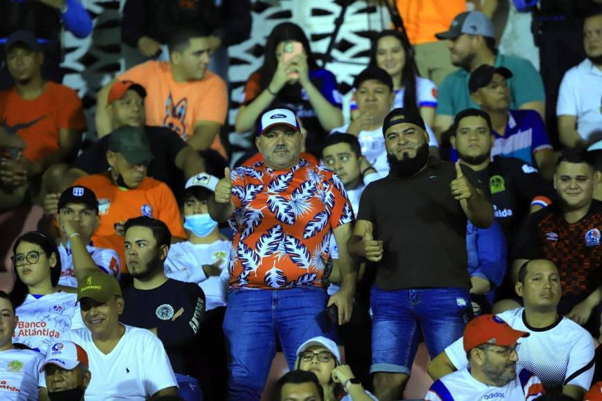 Los amantes del fútbol disfrutan de la Gran Final entre Olimpia y Motagua.
