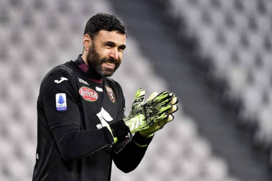 El Torino hizo oficial la salida del portero italiano Salvatore Sirigu. El internacional y campeón de la Eurocopa con Italia ya tiene nuevo equipo y firmará con el Génova hasta 2022 con la posibilidad de prolongar el contrato un año más (hasta 2023).