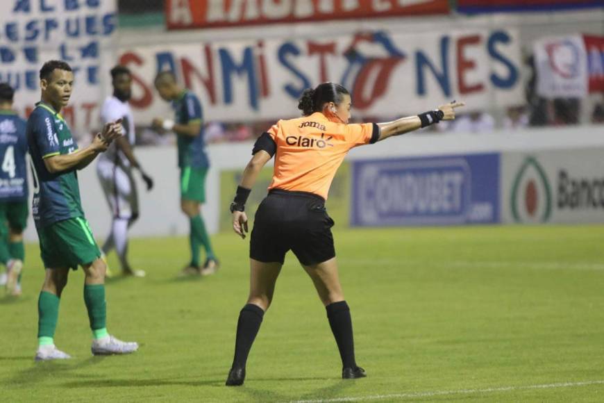 La árbitro Melissa Borjas Pastrana tuvo mucho trabajo en el Clásico Olimpia-Marathón.