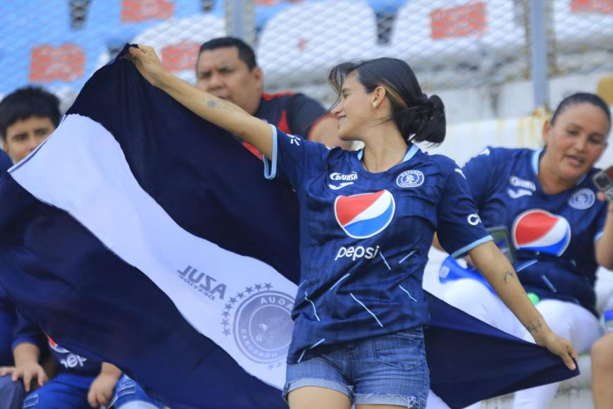 Bellas chicas del Motagua han llegado al estadio Olímpico de San Pedro Sula.