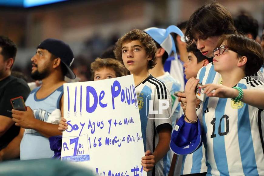 Este pequeño aficionado argentino llevó una pancarta para Rodrigo de Paul.