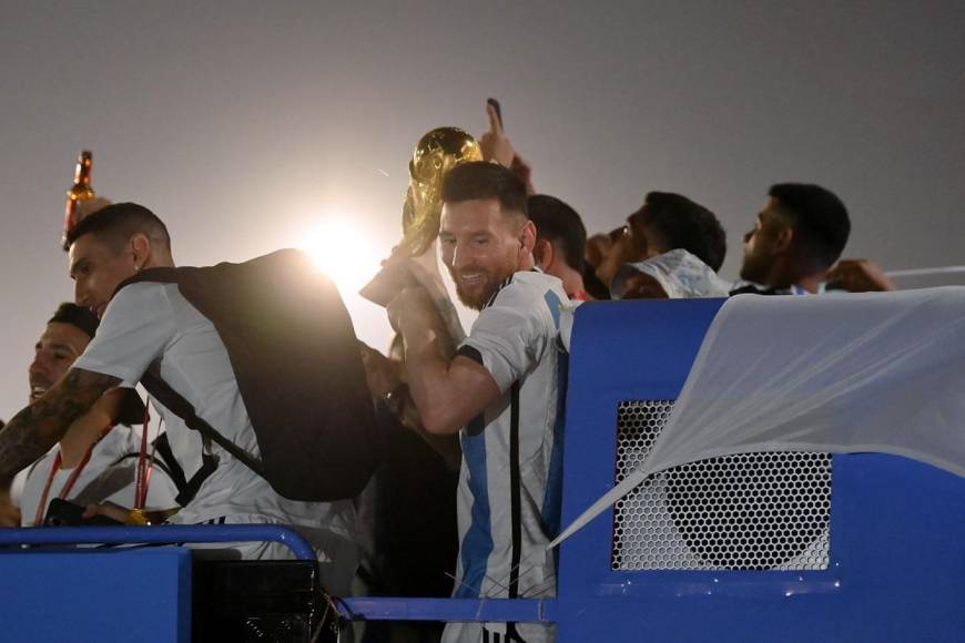 Lionel Messi fue el encargado de llevar el trofeo de la Copa del Mundo en la caravana del campeón.